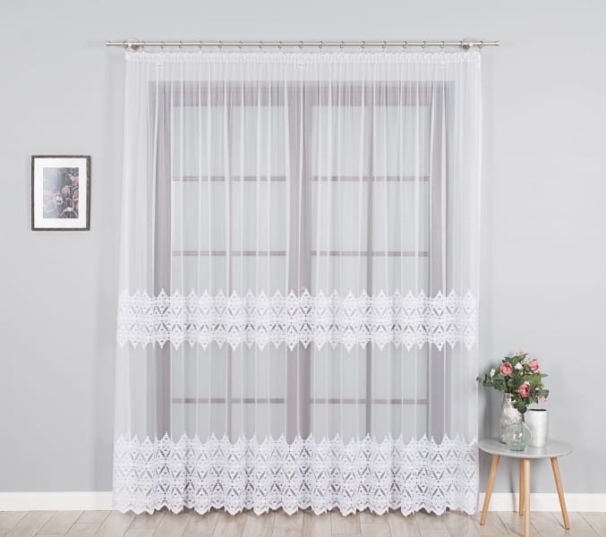 Firanka haftowana 13505  wys.250 cm x 3 m szer uszyta